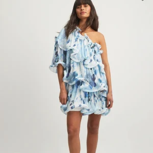 Nakd kläning: Lojsan Wallin - Slutsålda klänningen  i storlek 36 från Lojsans kollektion. Helt ny med prislapp, säljer pågrund av att jag beställde fler storlekar🫶