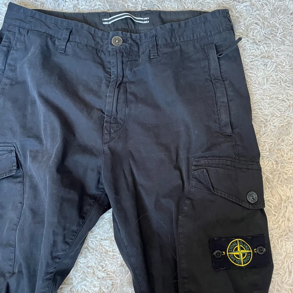 Stone island cargo byxor köpta second hand säljer då storleken inte passade. Väldigt fint skick inga hål eller fläckar. Storlek w33 tror det passar medium. . Jeans & Byxor.