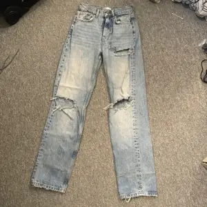 Jätte fina jeans i storlek 32, knappt använda pga för små