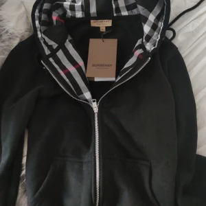 Burberry hoodie  - En snygg Burberry hoodie har tags och sånt 