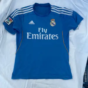 En blå real Madrid tröja i bra skick som är äkta med la liga patch, kom gärna med frågor!🤝💯
