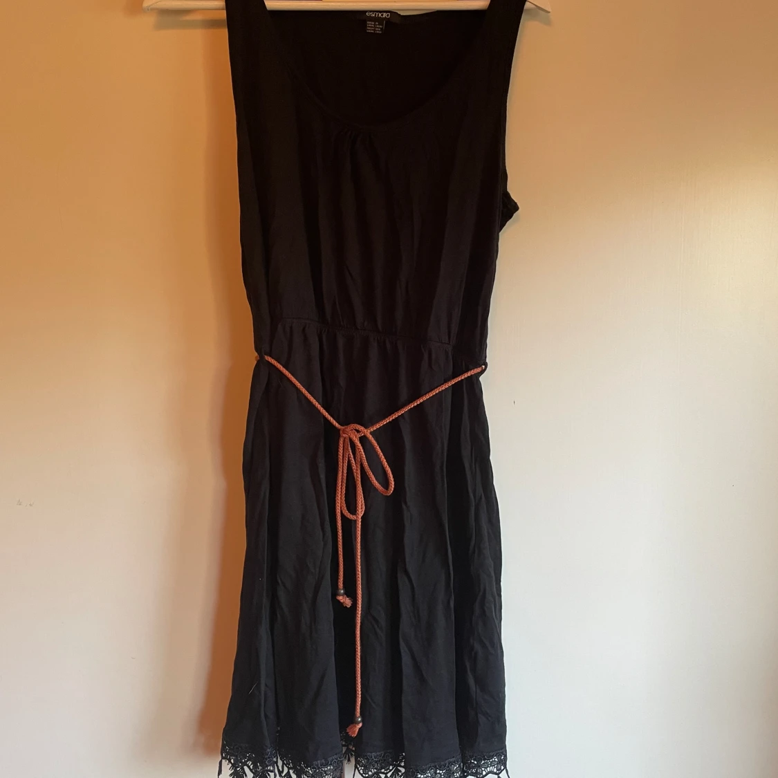 Klänning med knytband och spetsdetaljer