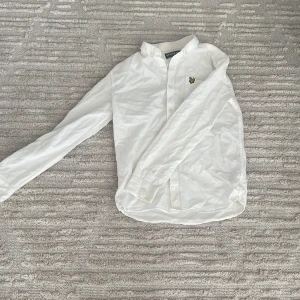Lyle & Scott skjorta - Vit Lyle & Scott skjorta. Bra skick använd 2-3 gånger, storlek 14/15 år 