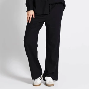 Byxor - Säljer dom här jätte snygg linnebyxorna jätte bra skick💘