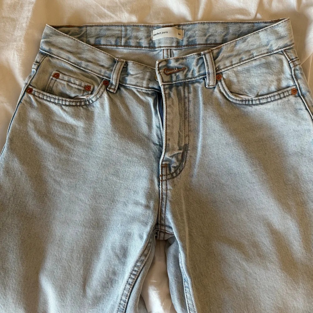 Säljer mina low straight jeans från Gina Tricot. Använda men i ett bra skick  . Jeans & Byxor.