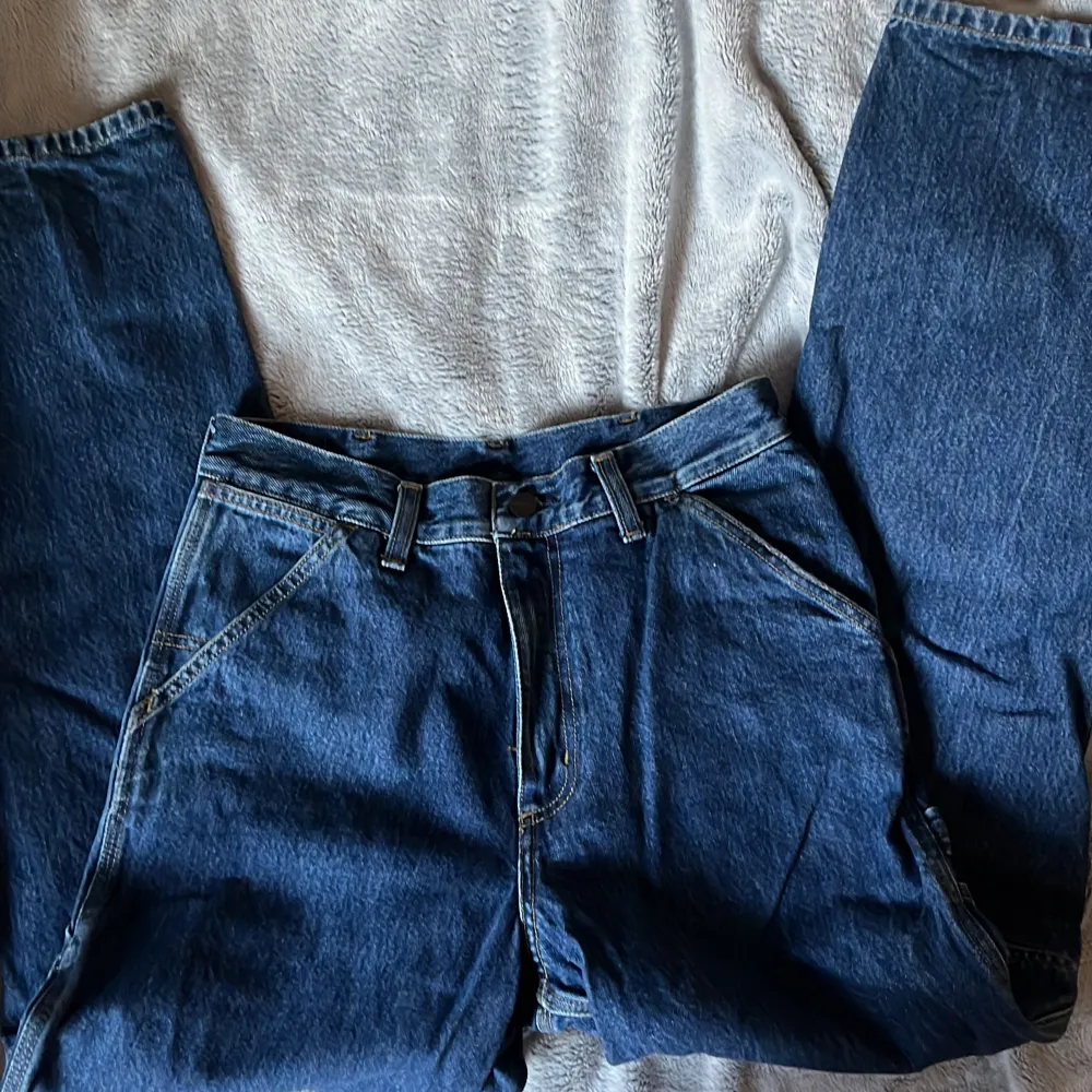 Helt nya carharrt jeans aldrig använda sitter svin snyggt! . Jeans & Byxor.