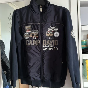 Jacka - Flyg Jacka. Aldrig använd av mig. haft den i flera år. tjockt matrial, bekväm! 