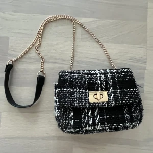 Supersnygg handväska💓 - Jättesöt handväska från H&M som knappt är använd💓