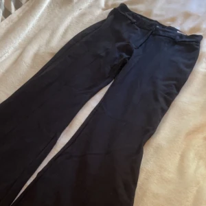 Bootcut kostymbyxor / Taights - Stretchiga svart Taights som är bootcut och ska efterlikna kostymbyxor. Storlek 34-36. (OBS: Söndrig kamera därav de suddiga bilderna)