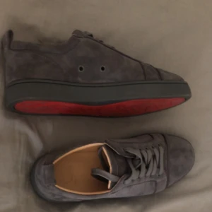 Gråa loubes  - Tjena! Säljer dessa topp skick Christian Louboutin’s. De är endast testade och perfekt nu till sommaren 🤩 Kan gå ner i pris vid smidigt och änkekt köp