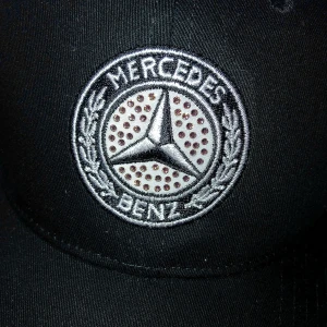 Mercedes Benz - Snygg keps i nyskick, använd 1-2ggr. Skeiv om du har frågor :) Fun fact rhinestonesen är riktiga kristaller men har tyvärr tappat bort verifieringskortet. Sjukt vad man kan hitta på bilhandeln! Innermått 55 cm (går att spänna åt)