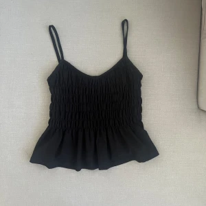 Linne med volang  - Bra skick, skönt material, tunna axelband. Säljer då den tyvärr blivit lite för liten för mig 