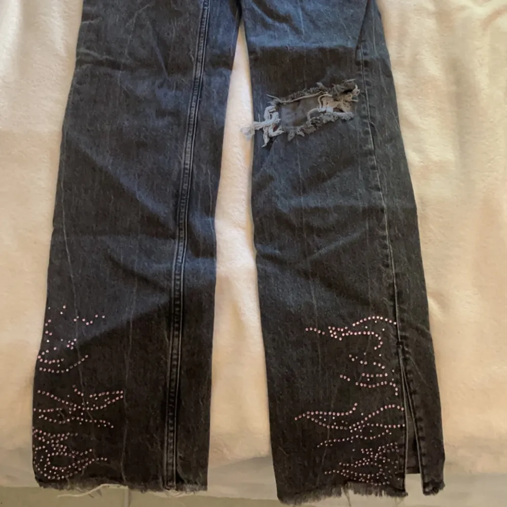 Världens sötaste Hello Kitty Jeans med rosa pärlor 🌸. Jeans & Byxor.