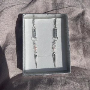 Summer spike silver örhängen  - 39kr per par, finns flera i lager😊 kolla gärna in min instragram där jag främst sköter försäljningen 🤍 fler liknande smycken hittar ni på min sida 🥰