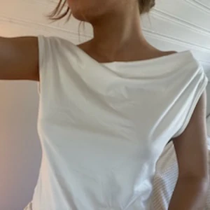 Vit topp med djup rygg - Söt topp med djup rygg❤️ Den går även att ha helt utan bandet där bak! Helt oanvänd😊🫶🏼