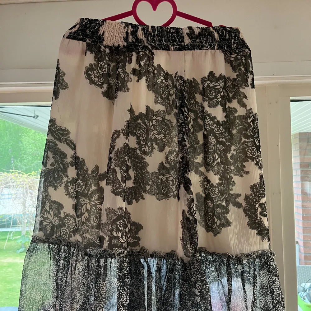 Står ej butik eller storlek, men skulle gissa på M/L och köptes på en second hand för 100kr. Väldigt luftiga, sköna och stretchiga med resårband. Säljer då den inte kommer till användning och aldrig använts, men inget fel på den🤍. Hameet.