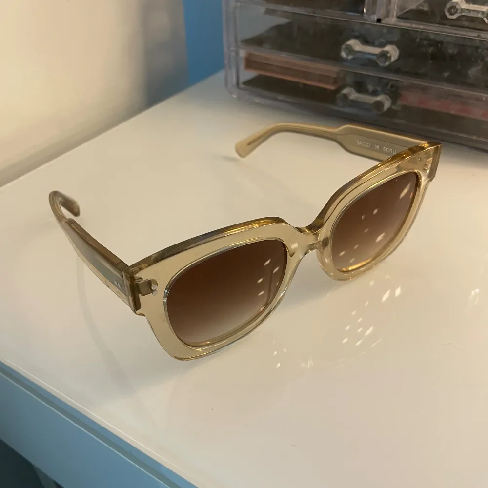 Superfina solglasögon med beige ram❤️Endast använda ett fåtal gånger så original formen är kvar!❤️. Accessoarer.
