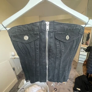 Zara topp - Jätte fin jeans tub topp från Zara som tyvär inte kommer till användning längre. Perfekt till sommaren och jätte bra skick! 