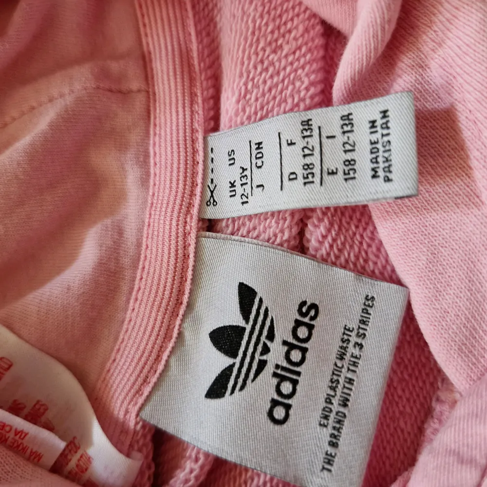Adidas hoodie rosa i storlek 12-13 år helt oanvänd . Hoodies.