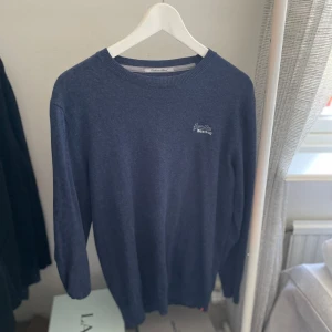 Superdry crewneck - Säljer nu denna riktigt snygga tröja för endast 199kr. Skick 9/10!