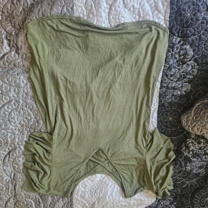 Grön blus - Hel och fräsch, passar allt från XS till M, beroende på hur man vill bära den.