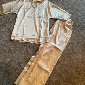 Mys set i satin - Helt nytt set i satin i natur vitt strl 34/36