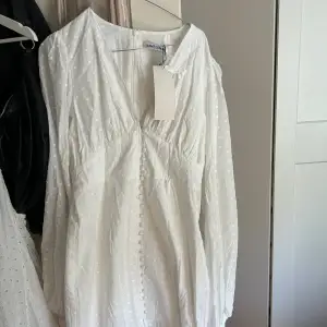 Super fin vit klänning från Adoore helt ny aldrig använd köpt förra året till min systers student men kom inte till användning.