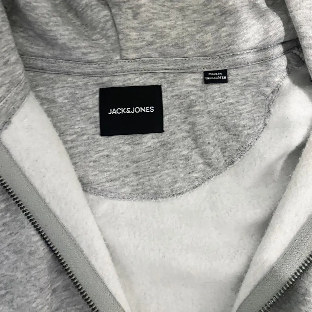 Hej, säljer min Jack and Jones hoodie som är använt få gånger. |skick 8/10| storlek L (passar även M)|. skicka vid intresse . Hoodies.