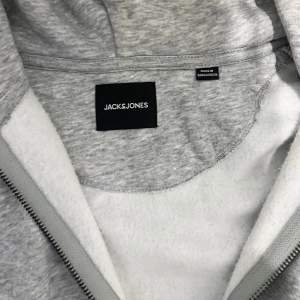 Hej, säljer min Jack and Jones hoodie som är använt få gånger. |skick 8/10| storlek L (passar även M)|. skicka vid intresse 