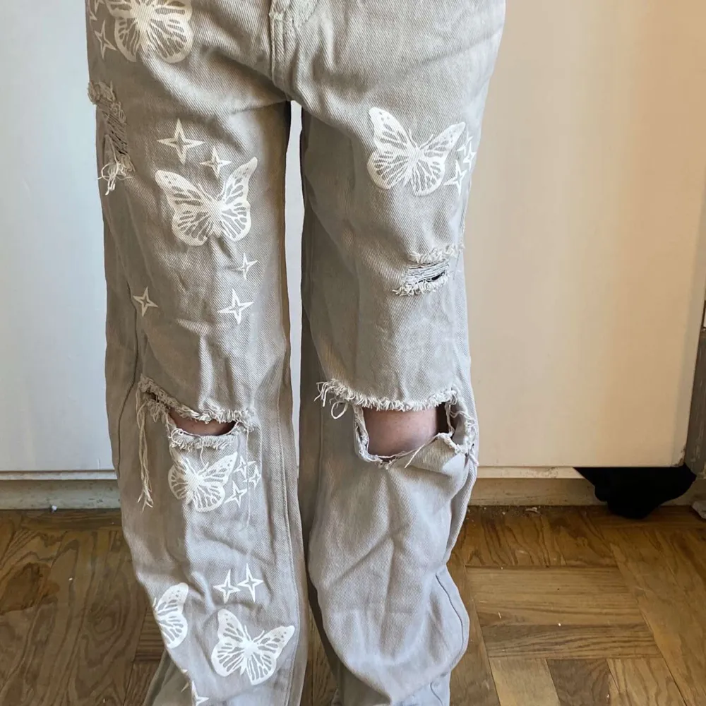 En sort av baggy byxor med fjärilar 🦋 . Jeans & Byxor.