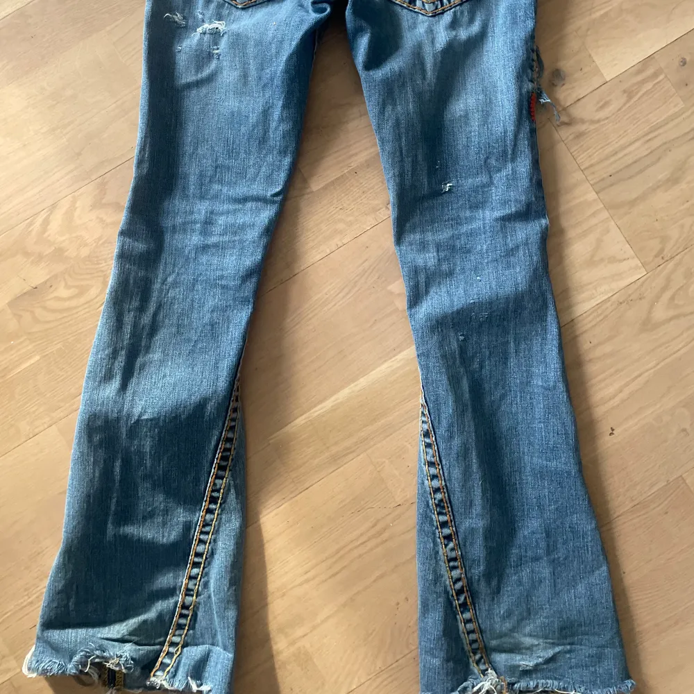 Köpt här på Plick , snygga true religion men inte min stil längre ✨ midjemått tvärsöver 35 cm innerbenslängd:79. Jeans & Byxor.