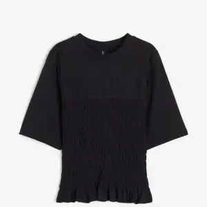Söker denna tröja i svart eller grå i storlek XS eller XXS! Kontakta mig ifall ni säljer eller vet någon som säljer!!💖