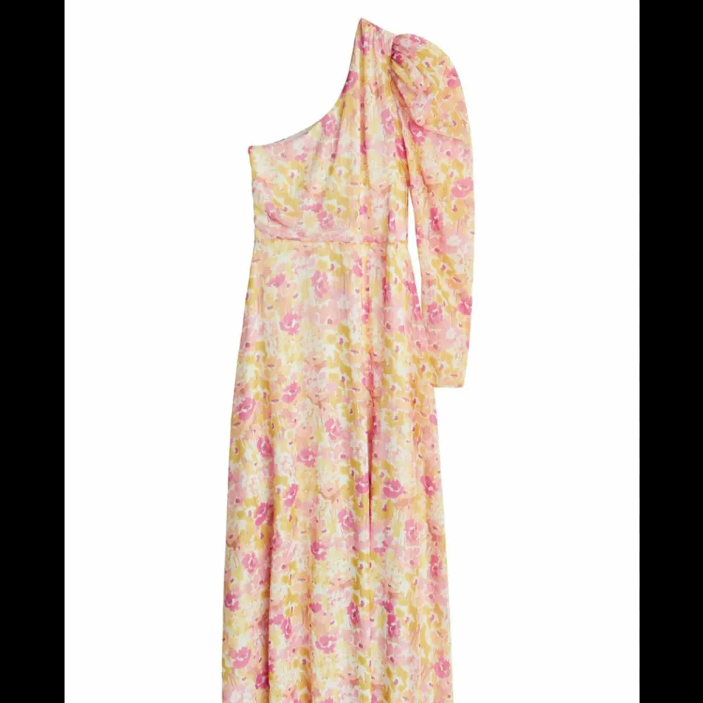 Hej, söker denna klänningen ”Ulrica dress” från Gina tricot. Om ni vet någon som har en snälla låt mig veta!! . Klänningar.