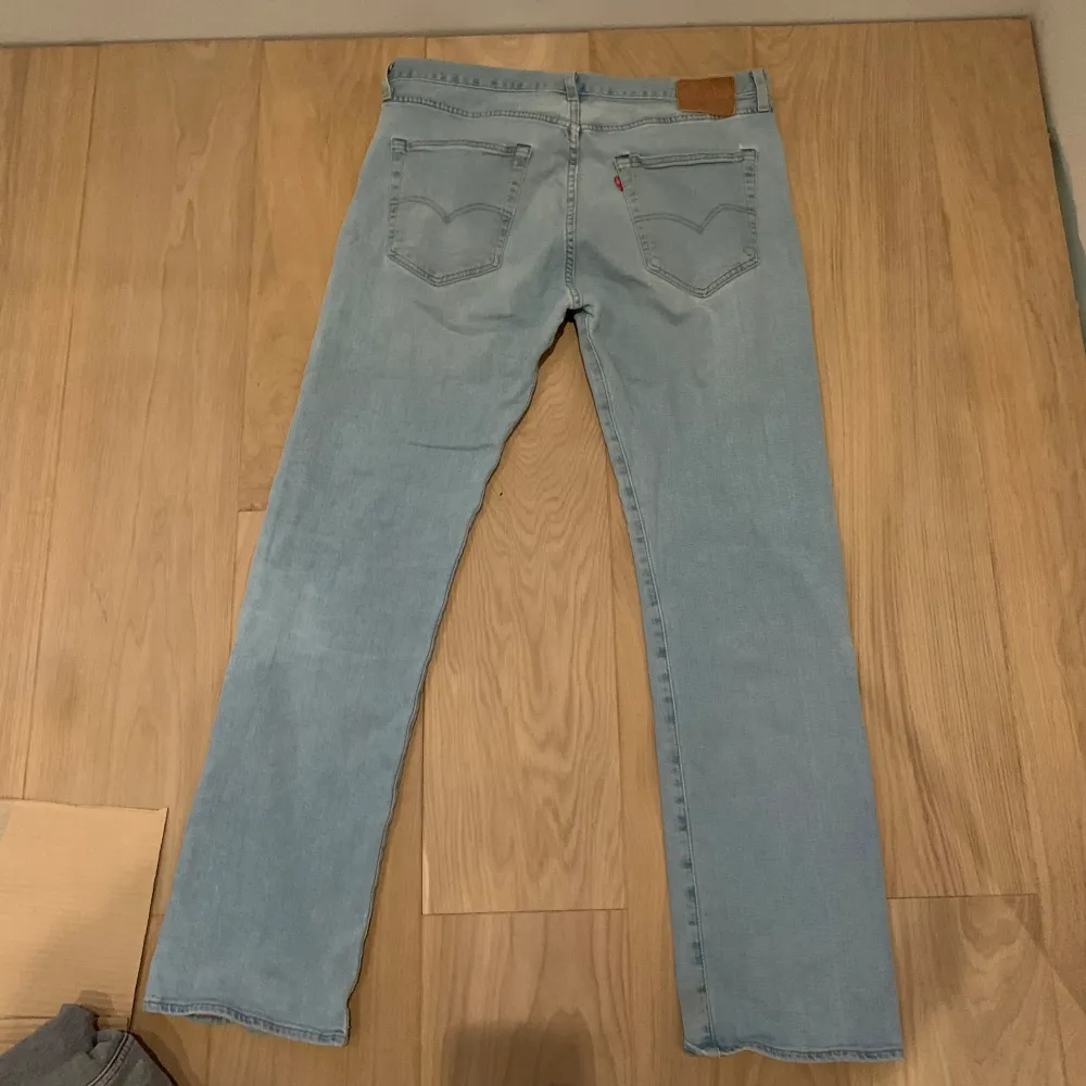 Hej säljer nu mina Levis jeans då jag bytt stil och inte har andvändning för dom längre, skriv för mer frågor.. Jeans & Byxor.