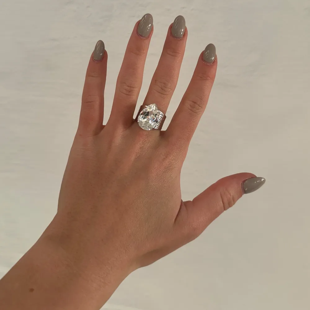 Säljer denna ring från Caroline Svedbom i modellen Classic drop ring Crystal / Rhodium. Inga defekter . Accessoarer.