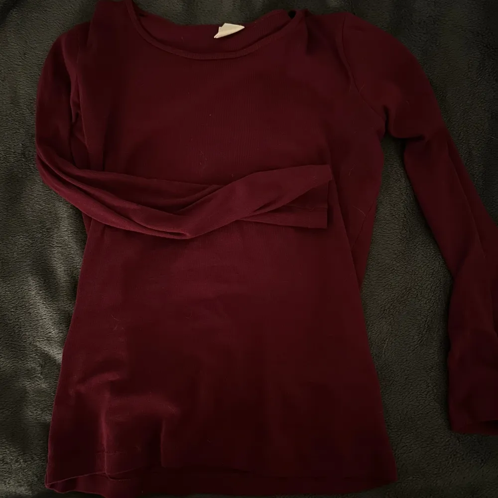 Fin basic röd tröja passar till det mesta! Tror den är från hm.. Tröjor & Koftor.