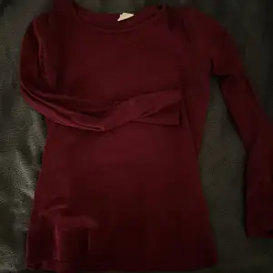 Fin basic röd tröja passar till det mesta! Tror den är från hm.