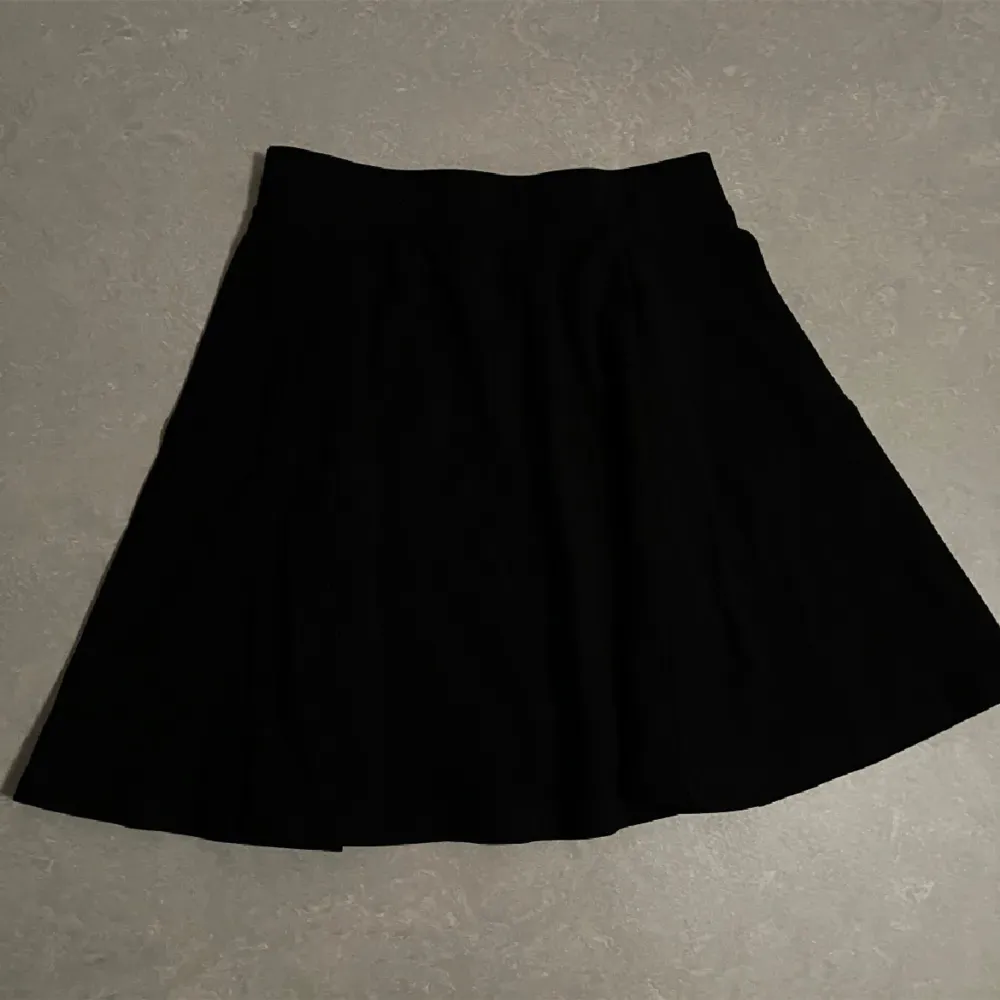 En svart kort kjol från H&M i strl XS!💓. Kjolar.