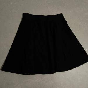 En svart kort kjol från H&M i strl XS!💓