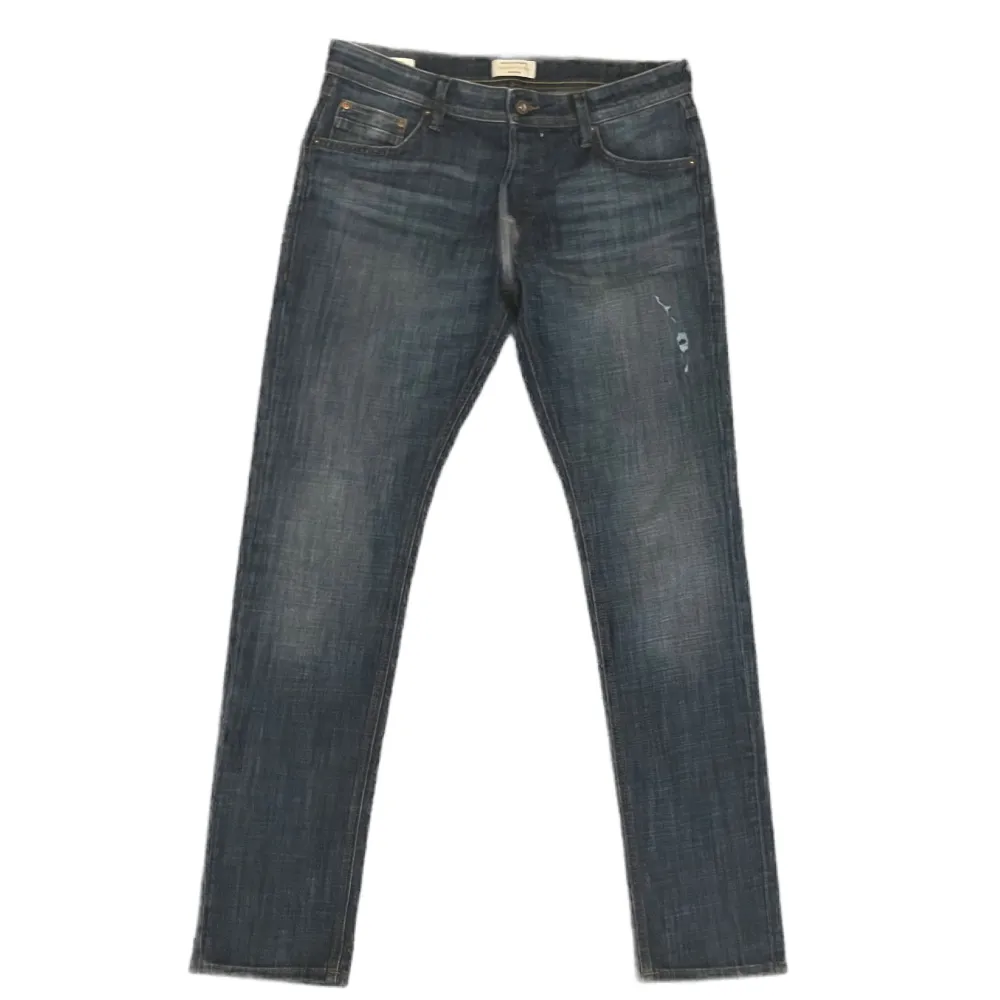 Säljes: Jack & Jones Slim/Gleen jeans i storlek 32/32. Skick: 9/10. Snygg passform och hög kvalitet. Perfekta för alla tillfällen. . Jeans & Byxor.