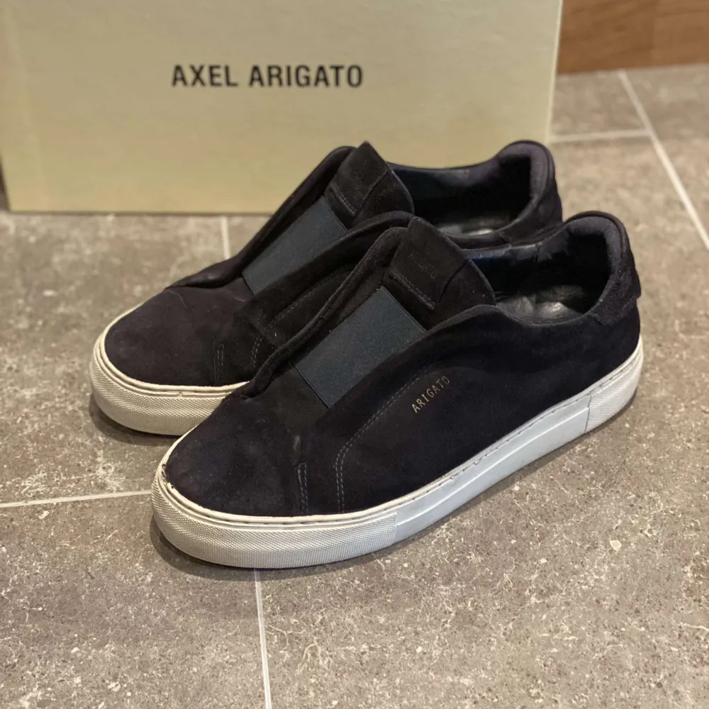 Säljer dessa Arigatos i storlek 41. Sköna och snygga skor i bra skick. Vid frågor skriv gärna!. Skor.