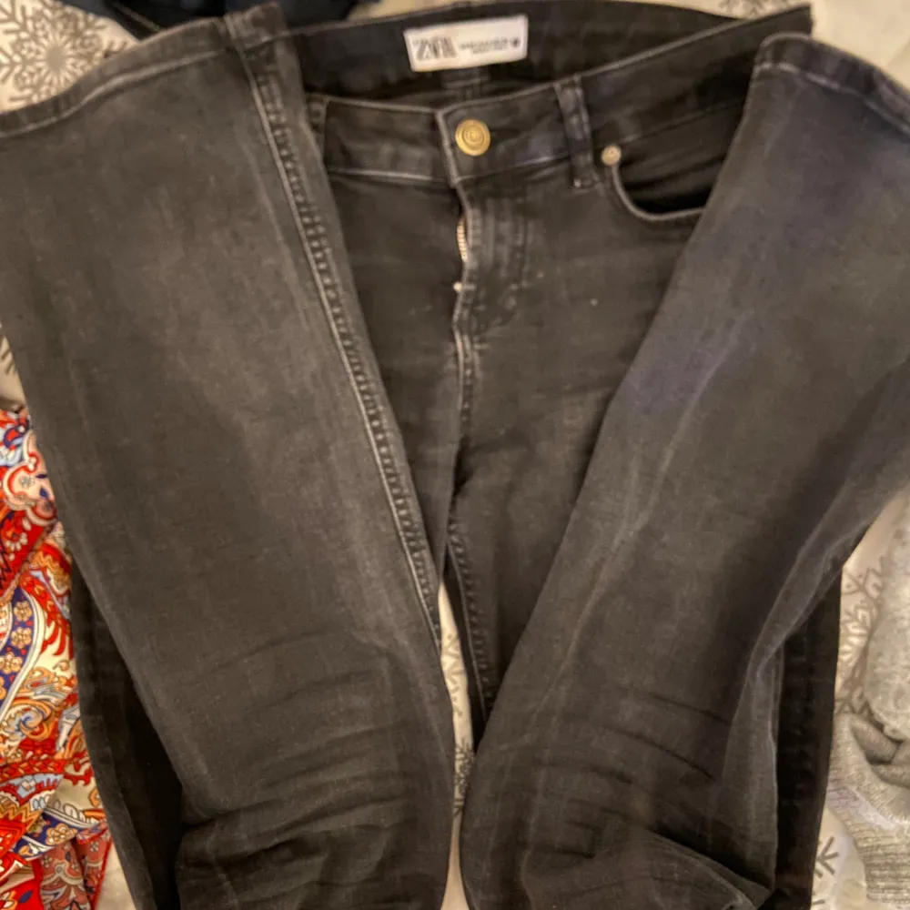 Säljer dessa svarta lågmidjade bootcut jeans från zara som är slutsålda. Storlek 36. Tvättas innan de skickas!💕. Jeans & Byxor.