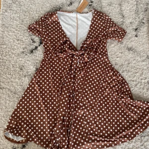 Klänning  -  Helt oanvänd har kvar lapp mycket fin och skön lent material  Pris går att diskutera