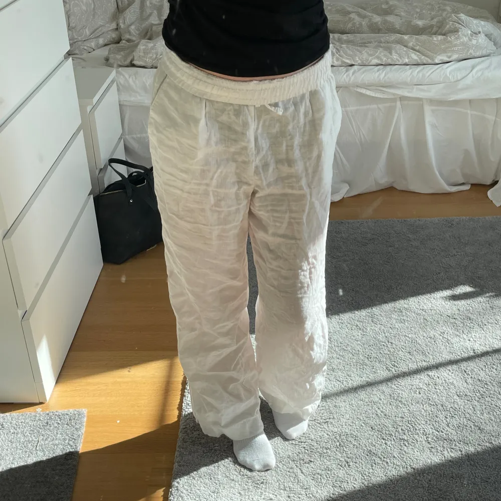Fina vita linnebyxor från Cubus🤍 Säljer då jag hellre skulle vilja ha i en mindre storlek💞pris går att diskutera!!. Jeans & Byxor.