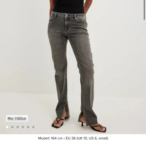 Slit jeans mid waist - Moa Mattson x NAKD. Använda en gång. Stretchiga och lagom långa för mig som är 167 cm. Storlek 36. Nypris 399 kr. 