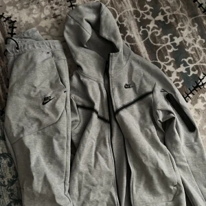 nike grå tracksuit - använt den 1 gång, riktig bra skick. stl S  Tröjan nypris 1200, byxorna nypris 900