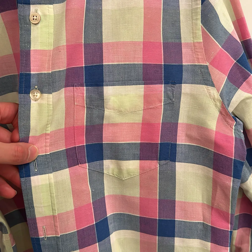 Mönstrad linne-skjorta från Gant  Mycket fint skick, använd enbart enstaka gång! Skjortan tvättad och pressad på kemtvätt inför försäljningen  Storlek: Medium (41cm bred och 72cm lång) 55% linne, 45% bomull. Skjortor.