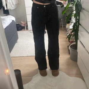 Högmidjade jeans - Svarta stretchiga högmidjade jeans i gott skick. Wide leg modell i storlek 38🫶🏻🌷