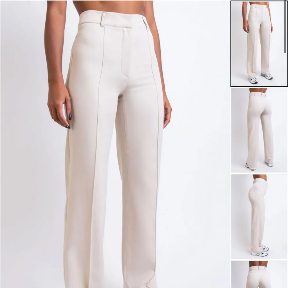 superfina ljusbeiga/offwhite högmidjade kostymbyxor från madlady. De är i storlek 36 och längden 34🩷använda några gånger.. Jeans & Byxor.