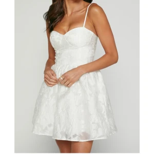 Brailey Mini Dress  - Jag säljer nu denna fina klänning som tyvärr inte passade mig. Den är i storlek S men har väldigt bra justerbara band! Den är köpt från Showpo för 1500kr(klänning&frakt)men jag säljer den för 1000kr.  Den är bara testad 1 gång med alla lappar kvar 💕 